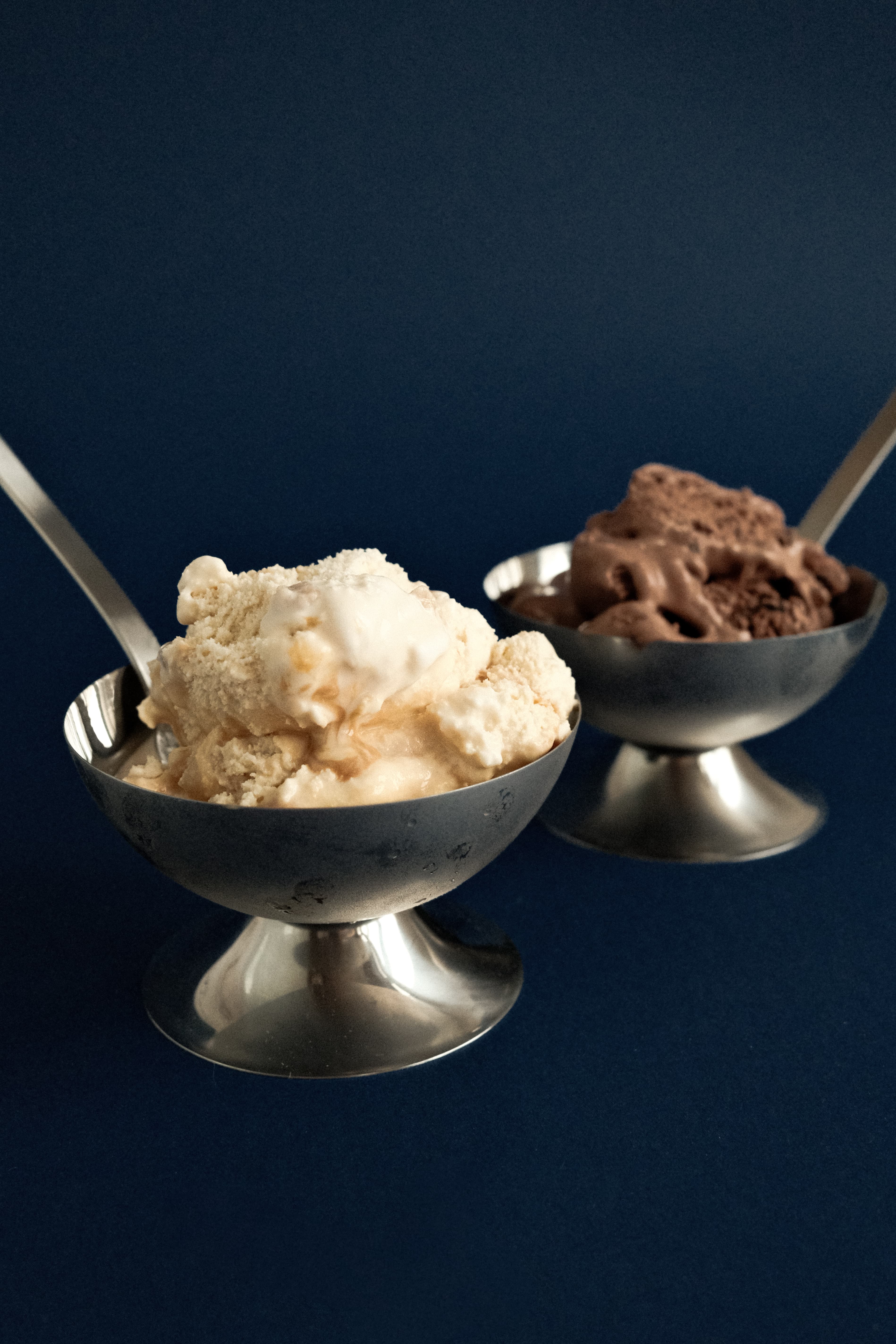 Dos copas de helado Crema — lemon pie y brownie