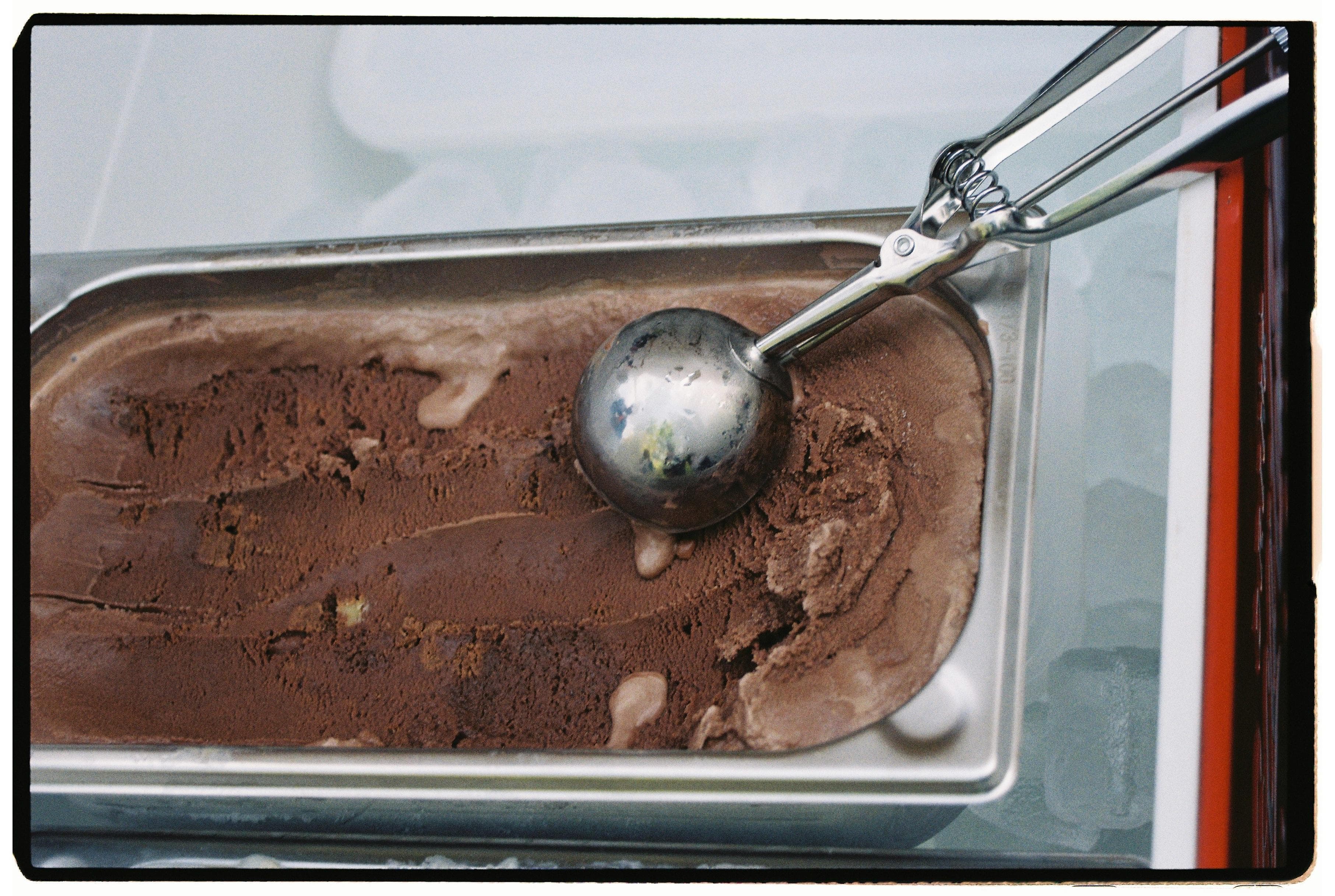 Cubeta de helado de chocolate con cuchara